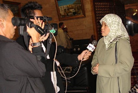 IIF2008 organising chairperson Sabariah Abdullah (right) being interviewed by media from Radio Television Malaysia in Sanaa